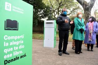 Donación de libros en el Jardín Botánico