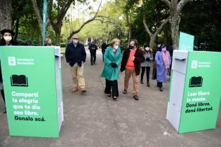 Donación de libros en el Jardín Botánico