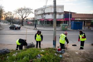 Cuadrilla de limpieza del Programa ABC Trabajo en la Calle Iguá