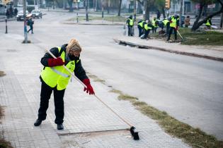 Cuadrilla de limpieza del Programa ABC Trabajo en la Calle Iguá