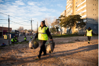 Cuadrilla de limpieza del Programa ABC Trabajo en la Calle Iguá