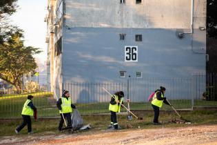 Cuadrilla de limpieza del Programa ABC Trabajo en la Calle Iguá