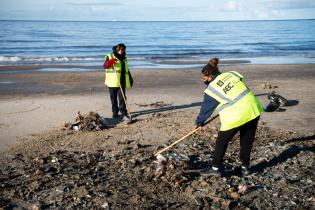 Cuadrilla de limpieza del Programa ABC Trabajo en la Playa del Cerro