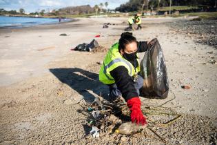 Cuadrilla de limpieza del Programa ABC Trabajo en la Playa del Cerro