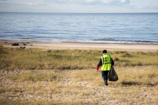 Cuadrilla de limpieza del Programa ABC Trabajo en la Playa del Cerro