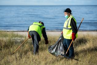 Cuadrilla de limpieza del Programa ABC Trabajo en la Playa del Cerro