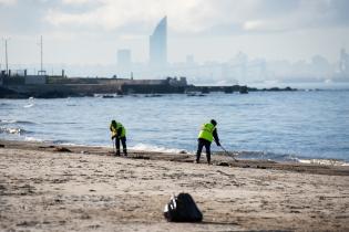 Cuadrilla de limpieza del Programa ABC Trabajo en la Playa del Cerro