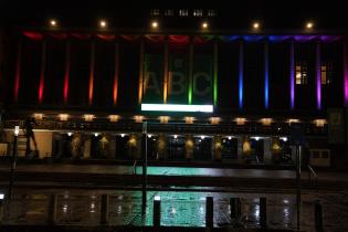 Fachada de la Intendencia iluminada por el día del orgullo Lgbti Fachada de la Intendencia iluminada por el día del orgullo Lgbtiq+