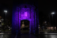 Puerta de la Ciudadela iluminada por el día del orgullo Lgbtiq+