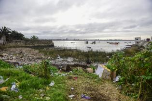 Basura  alrededor del muelle del Cerro