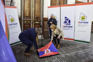 Colocación de placa de la Memoria FUCVAM