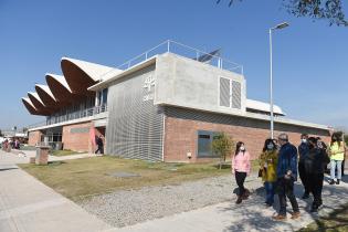 Recorrida de directora de Cultura María Inés Obaldía en Complejo Crece Flor de Maroñas