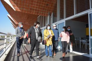 Recorrida de directora de Cultura María Inés Obaldía en Complejo Crece Flor de Maroñas