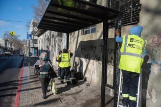 Limpieza de paradas de transporte colectivo en el marco del Plan ABC