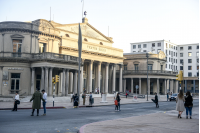Puesta en escena de fotografía en conmemoración de los 165 años del Teatro Solís