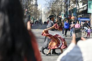 Intervenciones artísticas en Av.18 de julio en el marco de «La cultura va por barrios» Intervenciones artísticas en Av.18 de julio en el marco de «La cultura va por barrios»
