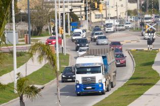 Transporte de carga en Avenida José Belloni