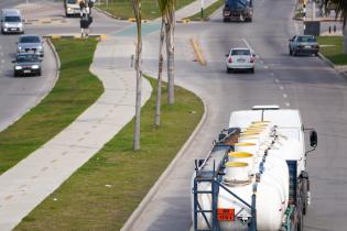 Transporte de carga en Avenida José Belloni