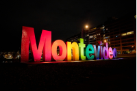 Iluminación de Letras de Montevideo por Mes de la Diversidad