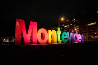 Iluminación de Letras de Montevideo por Mes de la Diversidad