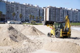 Trabajos de descalce de los muros en la Playa Pocitos