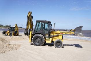 Trabajos de descalce de los muros en la Playa Pocitos