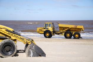 Trabajos de descalce de los muros en la Playa Pocitos