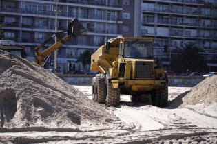 Trabajos de descalce de los muros en la Playa Pocitos