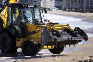 Trabajos de descalce de los muros en la Playa Pocitos