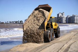 Trabajos de descalce de los muros en la Playa Pocitos Trabajos de descalce de los muros en la Playa Pocitos