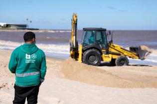 Trabajos de descalce de los muros en la Playa Pocitos