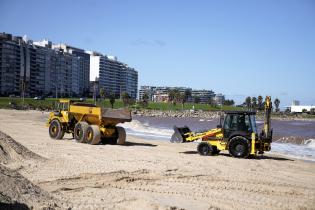 Trabajos de descalce de los muros en la Playa Pocitos Trabajos de descalce de los muros en la Playa Pocitos