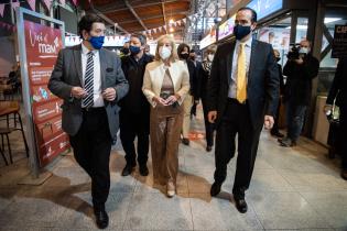 Recorrida de la Intendenta de Montevideo Carolina Cosse junto al presidente del BID en el Mercado Agrícola de Montevideo 