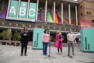 Inauguración de la Feria de la Primavera en la explanada de la Intendencia de Montevideo