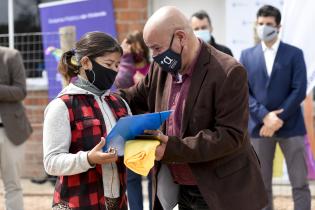 Entrega de viviendas a familias de barrio Cauceglia