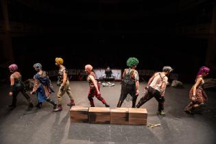Saludo del elenco de Euforia de los derrotados luego del estreno en el Teatro Solís, 2 de octubre de 2021 Saludo del elenco de Euforia de los derrotados luego del estreno en el Teatro Solís, 2 de octubre de 2021
