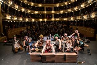 Saludo del elenco de Euforia de los derrotados luego del estreno en el Teatro Solís, 2 de octubre de 2021 Saludo del elenco de Euforia de los derrotados luego del estreno en el Teatro Solís, 2 de octubre de 2021