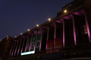 Intendencia de Montevideo iluminada por el mes de prevención del cancer de mama