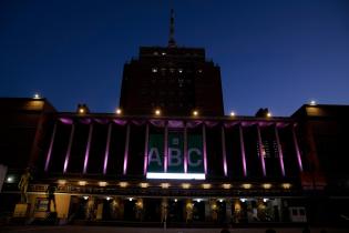 Intendencia de Montevideo iluminada por el mes de prevención del cancer de mama