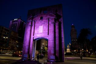Iluminación de la Puerta de la Ciudadela en el marco del Día Mundial contra el Cáncer de Mama Iluminación de la Puerta de la Ciudadela en el marco del Día Mundial contra el Cáncer de Mama