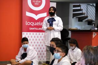 Actividad en la biblioteca María Stagnero de Munar en el marco de los 30 años del libro "Pateando Lunas"