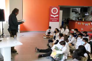 Actividad en la biblioteca María Stagnero de Munar en el marco de los 30 años del libro "Pateando Lunas"