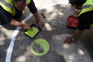 Pintada de sellos ABC en el Mercado Agrícola de Montevideo