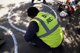 Pintada de sellos ABC en el Mercado Agrícola de Montevideo