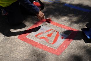 Pintada de sellos ABC en el Mercado Agrícola de Montevideo