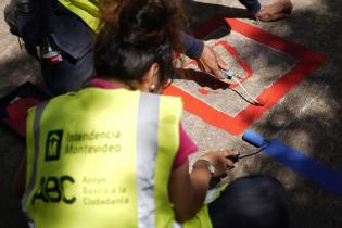 Pintada de sellos ABC en el Mercado Agrícola de Montevideo