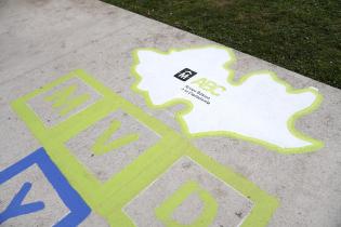 Pintada de sellos ABC en la Plaza de Deportes n°10 Pintada de sellos ABC en la Plaza de Deportes n°10