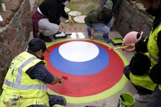 Pintada de sellos ABC en la Plaza de Deportes n°10