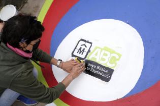Pintada de sellos ABC en la Plaza de Deportes n°10 Pintada de sellos ABC en la Plaza de Deportes n°10