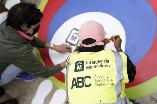 Pintada de sellos ABC en la Plaza de Deportes n°10